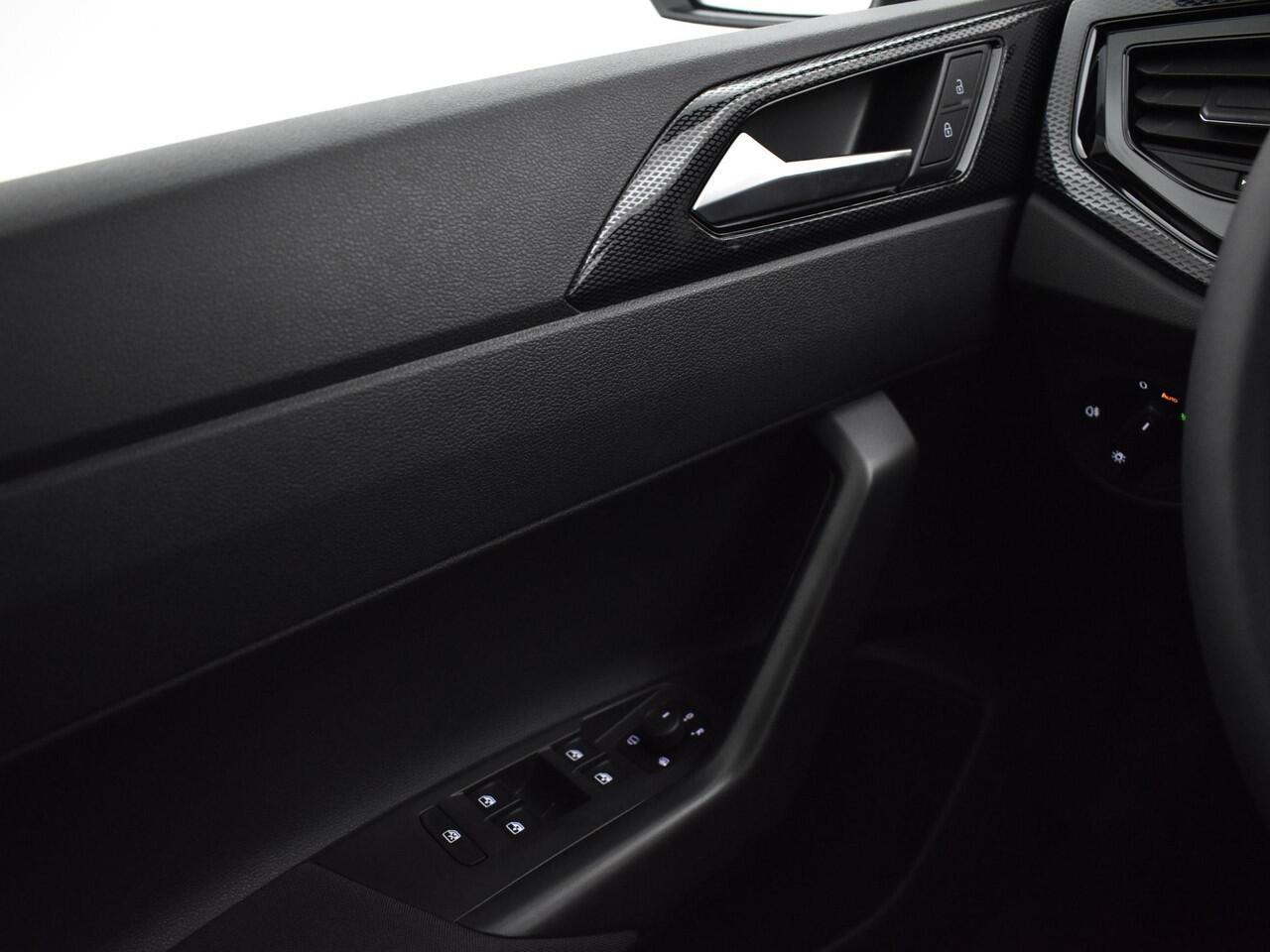 Volkswagen POLO Life Edition 1.0 TSI 95 pk 5 versn. Hand · Achteruitrijcamera ·