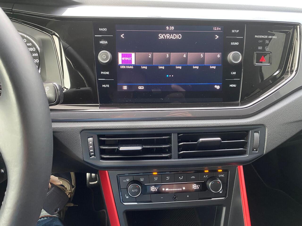 Volkswagen POLO 1.0 TSI Highline Automaat/Climate control/Multimedia scherm/Stoel & spiegelverwarming/Cruise control/Licht metalen velgen/Privacy glass