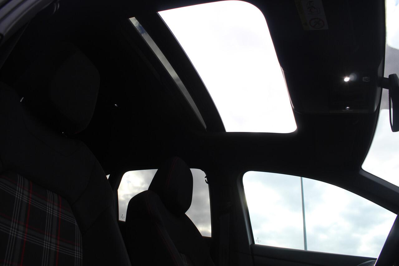 Volkswagen POLO 2.0 TSI GTI Panoramadak/Navigatie/Virtual cockpit/Adaptive cruise control/Climat control/Stoelverwarming/Apple carplay/Parkeersensoren rondom/Draadloze telefoonlader/18'' Lichtmetalen velgen.