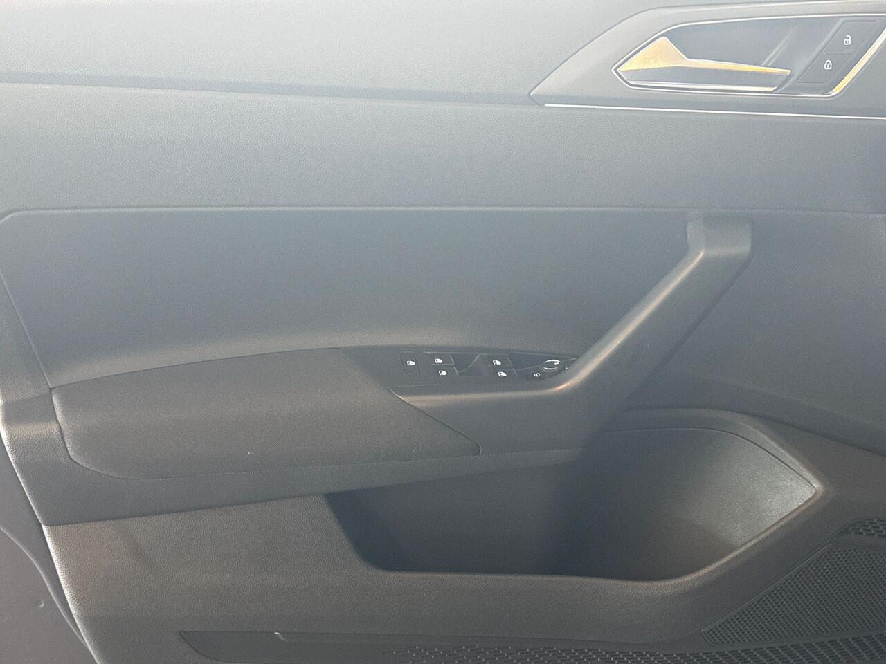 Volkswagen POLO 1.0 95pk TSI R-Line | Voorstoelen verwarmbaar | Velgen 'Bergamo', 17 inch lichtmetaal | Airconditioning automatisch (Climatronic)