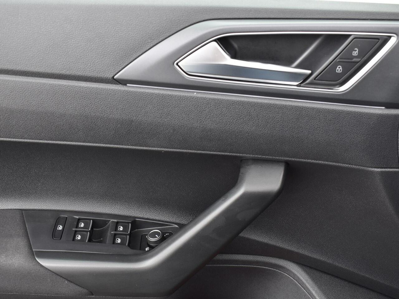 Volkswagen POLO 1.0 TSI 95pk DSG R-Line Camera · Apple/Andorid Car Play · P-Sensoren · DAB · Getint Glas · 16'' Inch · Garantie t/m 24-11-2028 of 100.000km