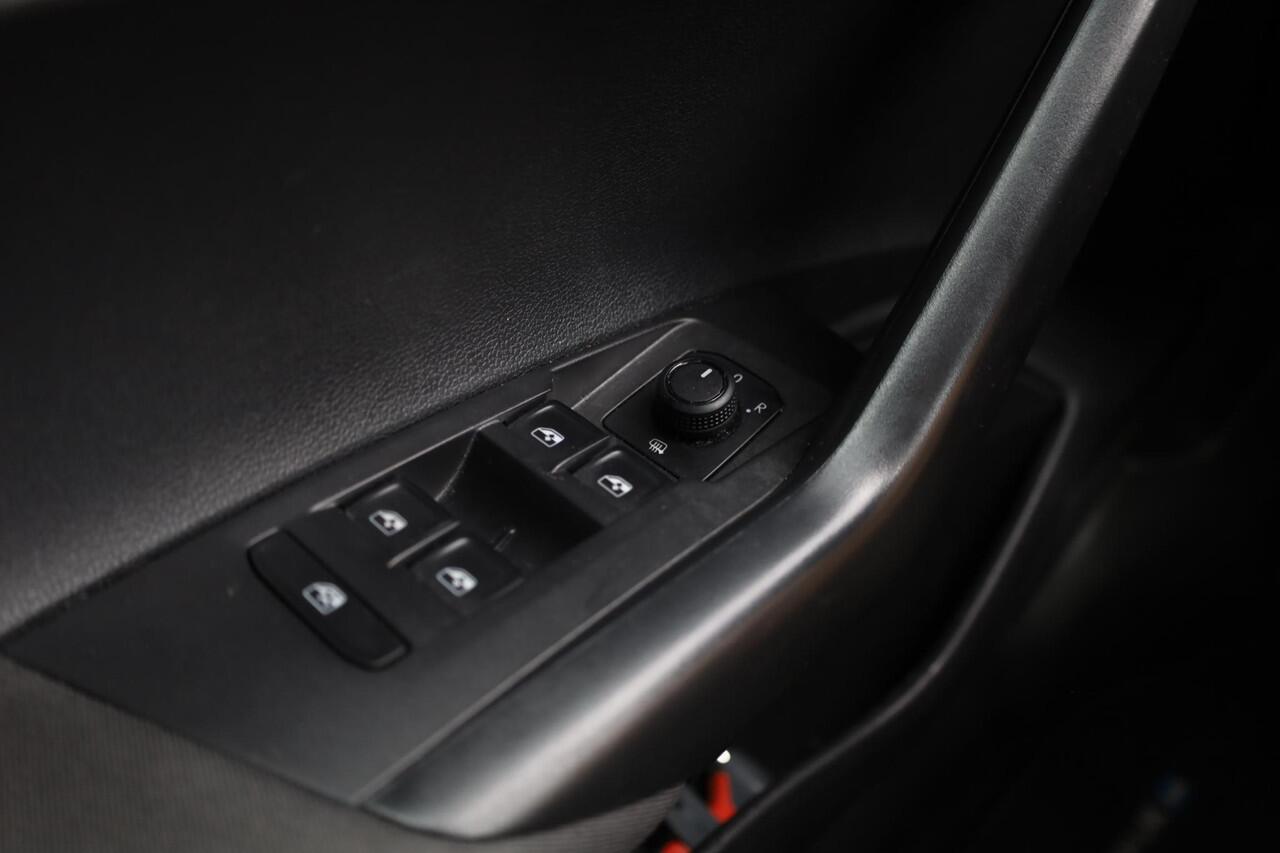 Volkswagen POLO 1.0 TSI Comfortline 70KW/95PK DSG, NL auto 1e eigenaar dealeronderhouden, 16" LMV Sebring r line velgen, privacy glas, pdc voor en achter, navigatie, acc, lederen stuurwiel, carplay