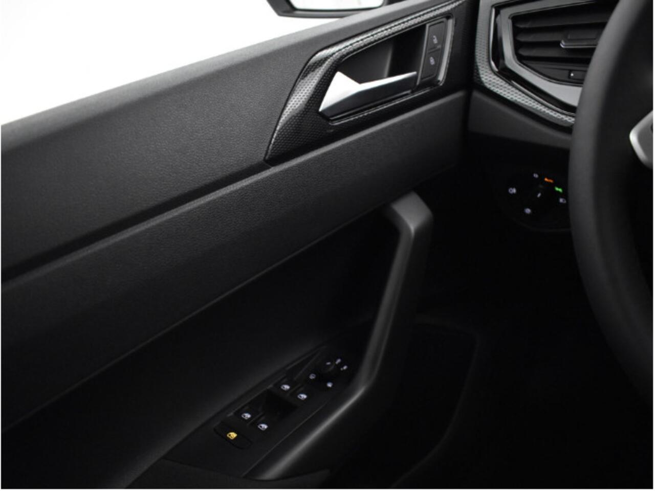 Volkswagen POLO Life Edition 1.0 TSI 95 pK 5 versn. Hand · Achteruitrijcamera · regensensor ·