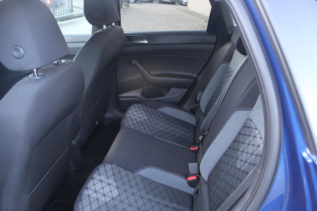 Volkswagen POLO 1.0 TSI 2x R-Line Automaat Navigatie/Virtual cockpit/Adaptive cruise control/Achteruitrijcamera/Parkeersensoren rondom/Apple carplay/Stoelverwarming/LED grill/IQ.light/Climate control/Draadloze telefoonlader/DAB/17''Lichtmetalen velgen.