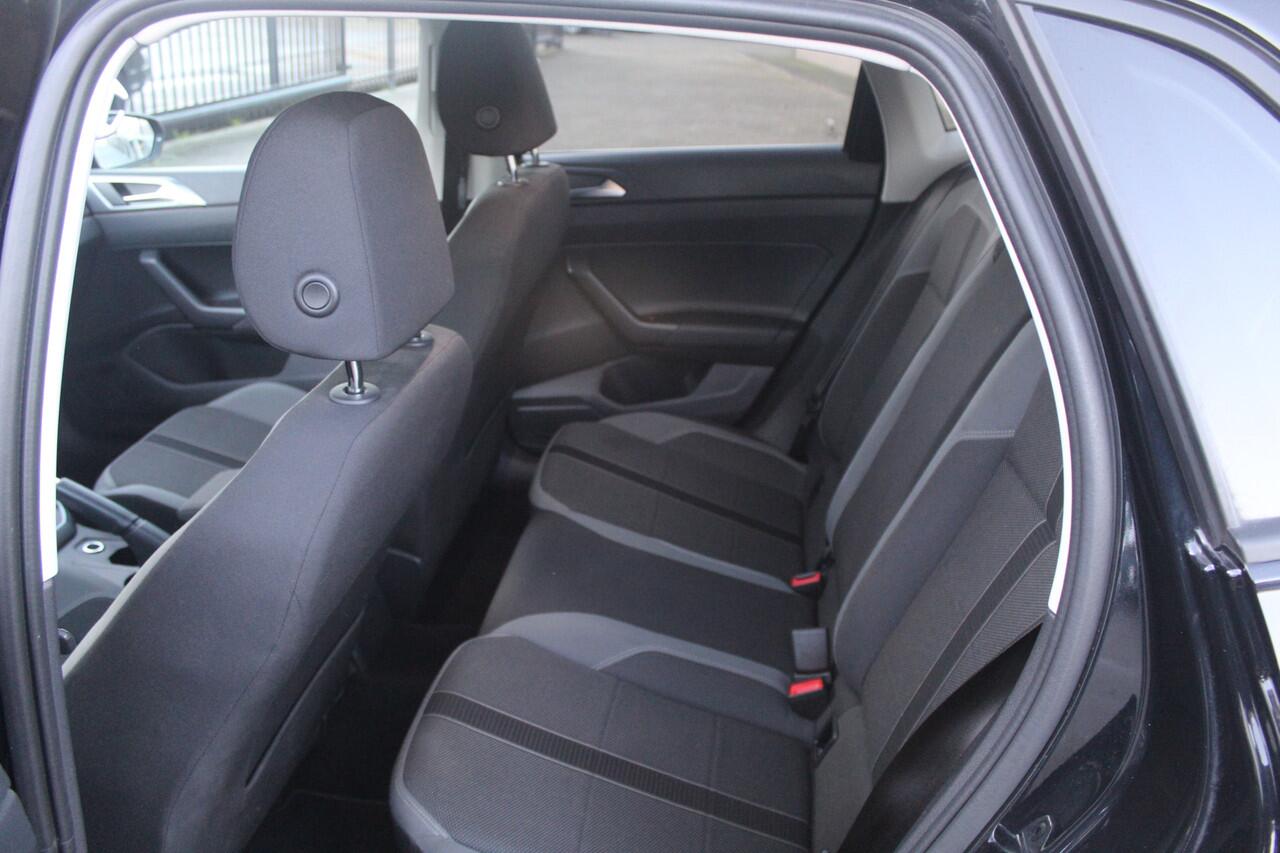 Volkswagen POLO 1.0 TSI Highline Climate control/Stoelverwarming/Navigatie/Apple car play/Verwarmbare buitenspiegels/Parkeerassistent/Privacy glass/Cruise control