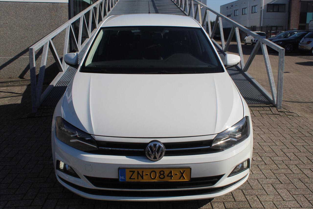 Volkswagen POLO 1.0 TSI Comfortline Navigatie/Adaptive cruise control/Apple carplay/Airco/DAB/Multifunctioneel stuurwiel/Elektrische ramen/Elektrisch verstelbare spiegels/15'' Lichtmetalen velgen.