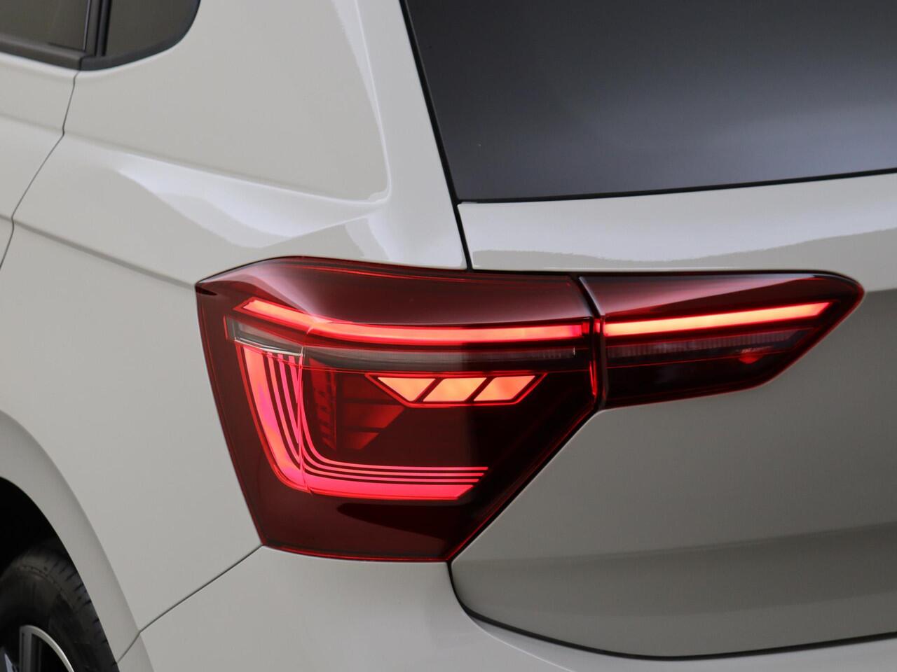Volkswagen POLO R-Line Edition | 'App-Connect' draadloze smartphone integratie | Achterlichten LED | Afstandscontrolesysteem (Front Assist)
