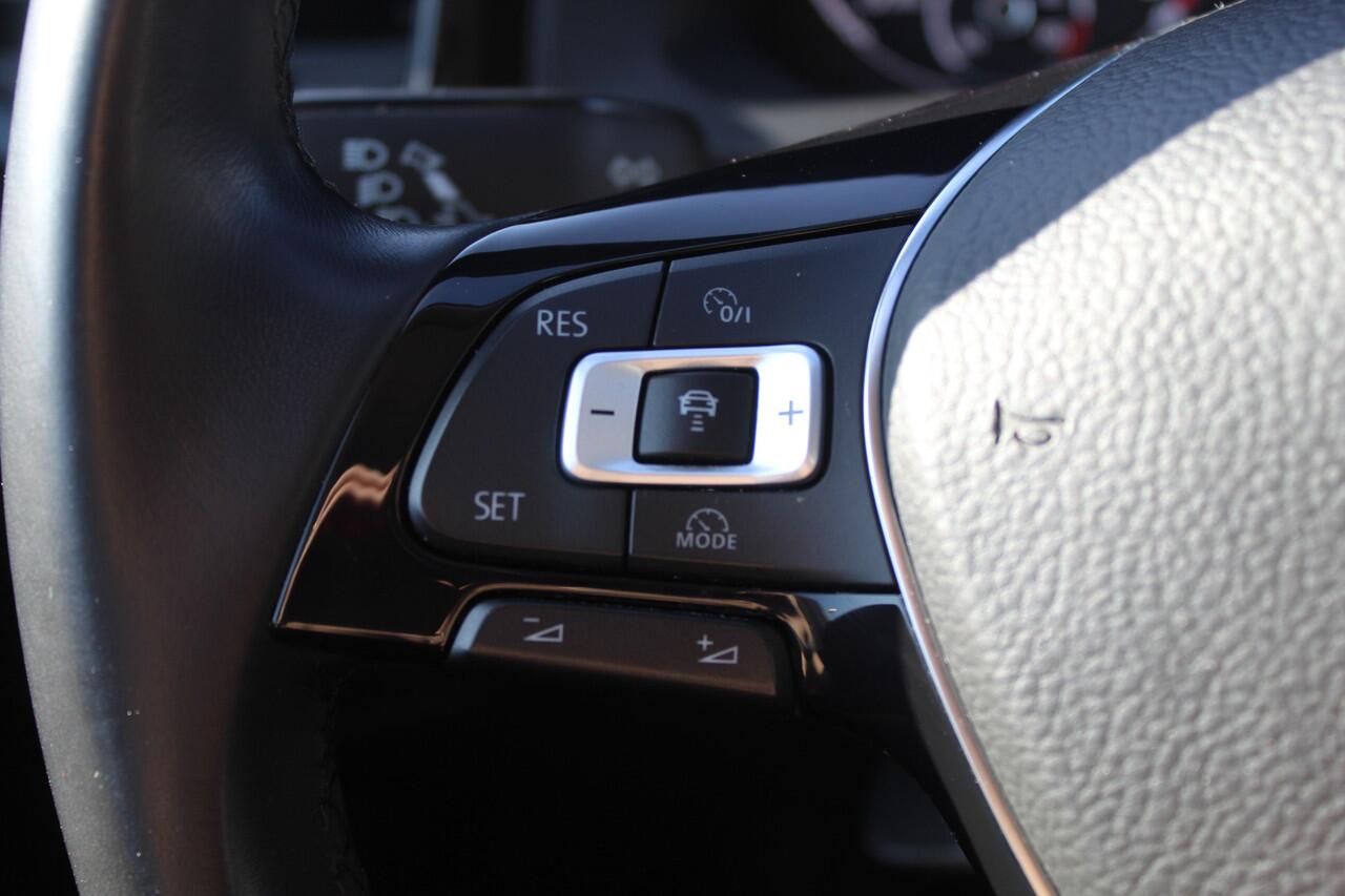 Volkswagen POLO 1.0 TSI Comfortline Navigatie/Adaptive cruise control/Apple carplay/Airco/DAB/Multifunctioneel stuurwiel/Elektrische ramen/Elektrisch verstelbare spiegels/15'' Lichtmetalen velgen.