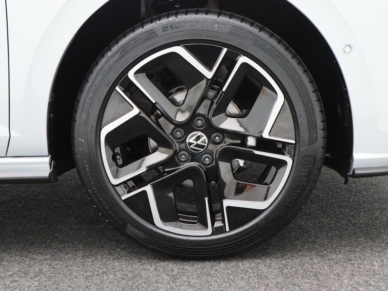 Volkswagen POLO R-Line Edition | Automaat | Panorama dak | LED Matrix | Stoelverwarming | 17" Velgen |