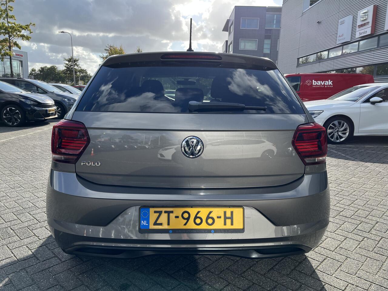 Volkswagen POLO 1.0 MPI Comfortline Color Connectivity Camera / App-connect / Cruise control / Airconditioning / Navigatie via app-connect