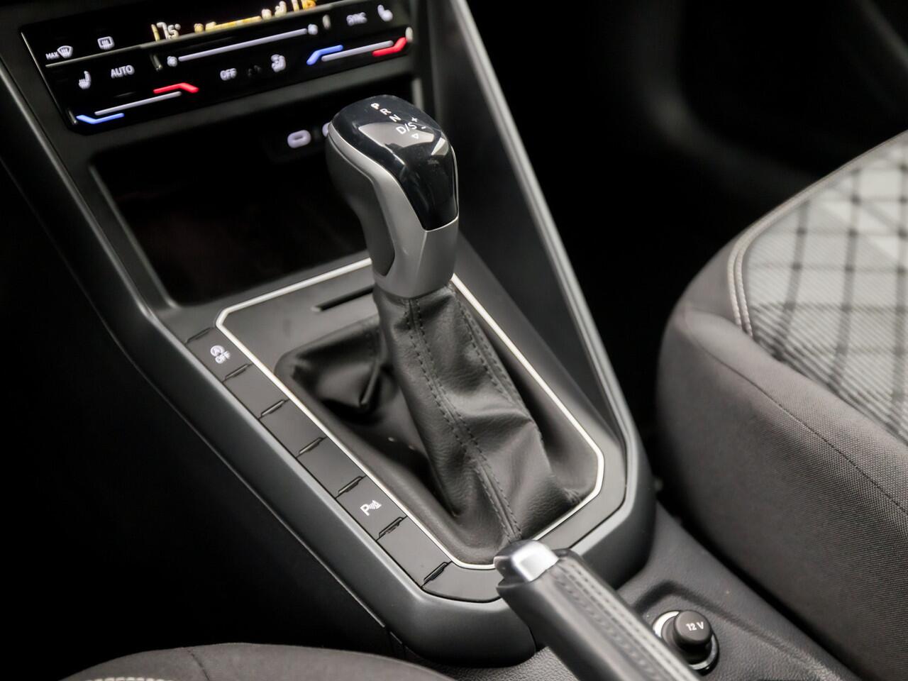 Volkswagen POLO 1.0 TSI R-Line Sport Automaat (2X R-LINE, VIRTUAL COCKPIT, APPLE CARPLAY, GRILL VERLICHT, CAMERA, STOELVERWARMING, SPORTSTOELEN, GETINT GLAS, DYNAMISCHE KNIPPERLICHTEN, ADAPTIVE CRUISE, NIEUWSTAAT)