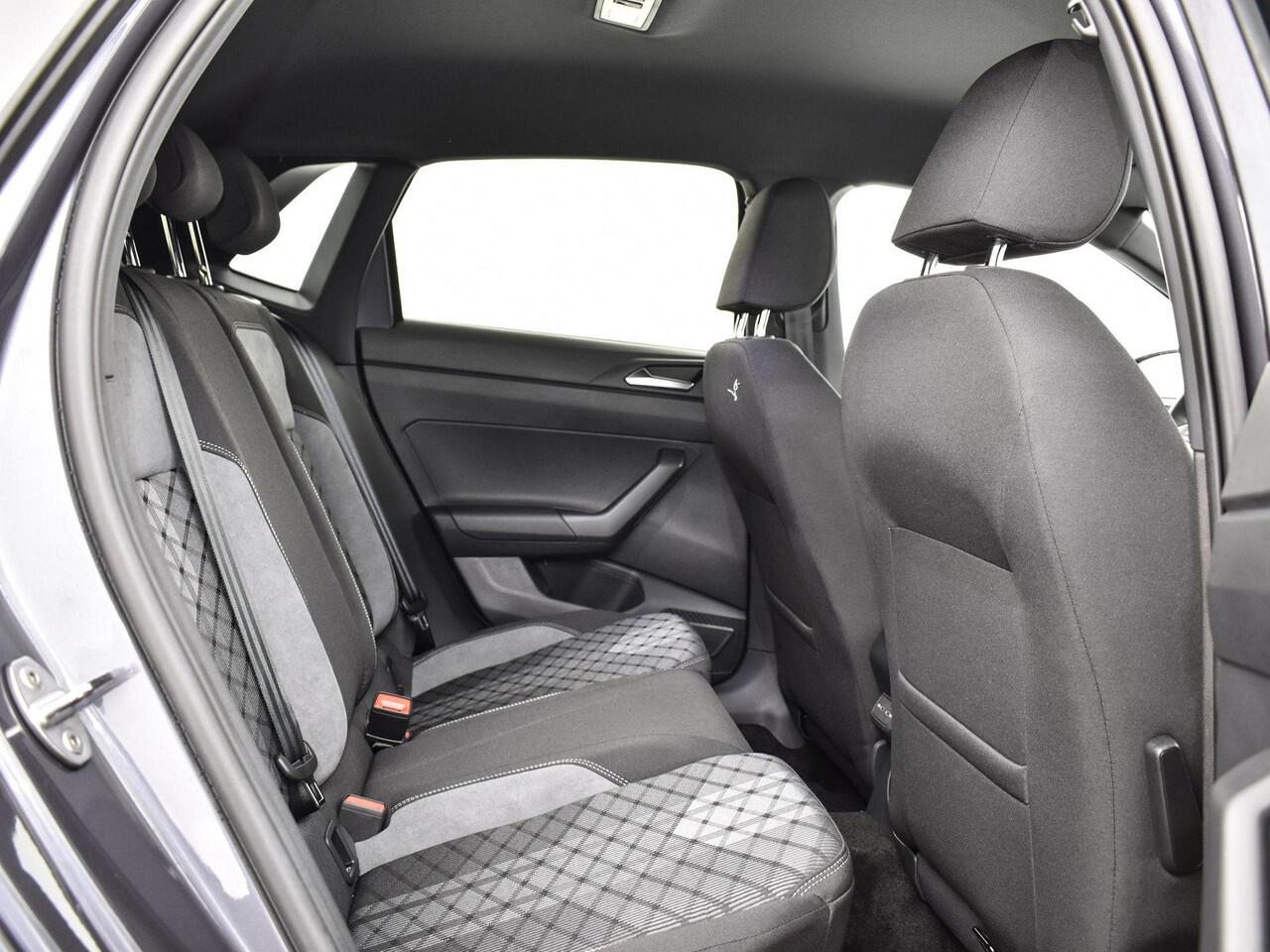 Volkswagen POLO R-Line Edition 1.0 TSI 95 PK 7 versn. DSG · Voorraad Actie · Prijs is inclusief EU 2000,- inruilpremie · Speciaal ingekocht