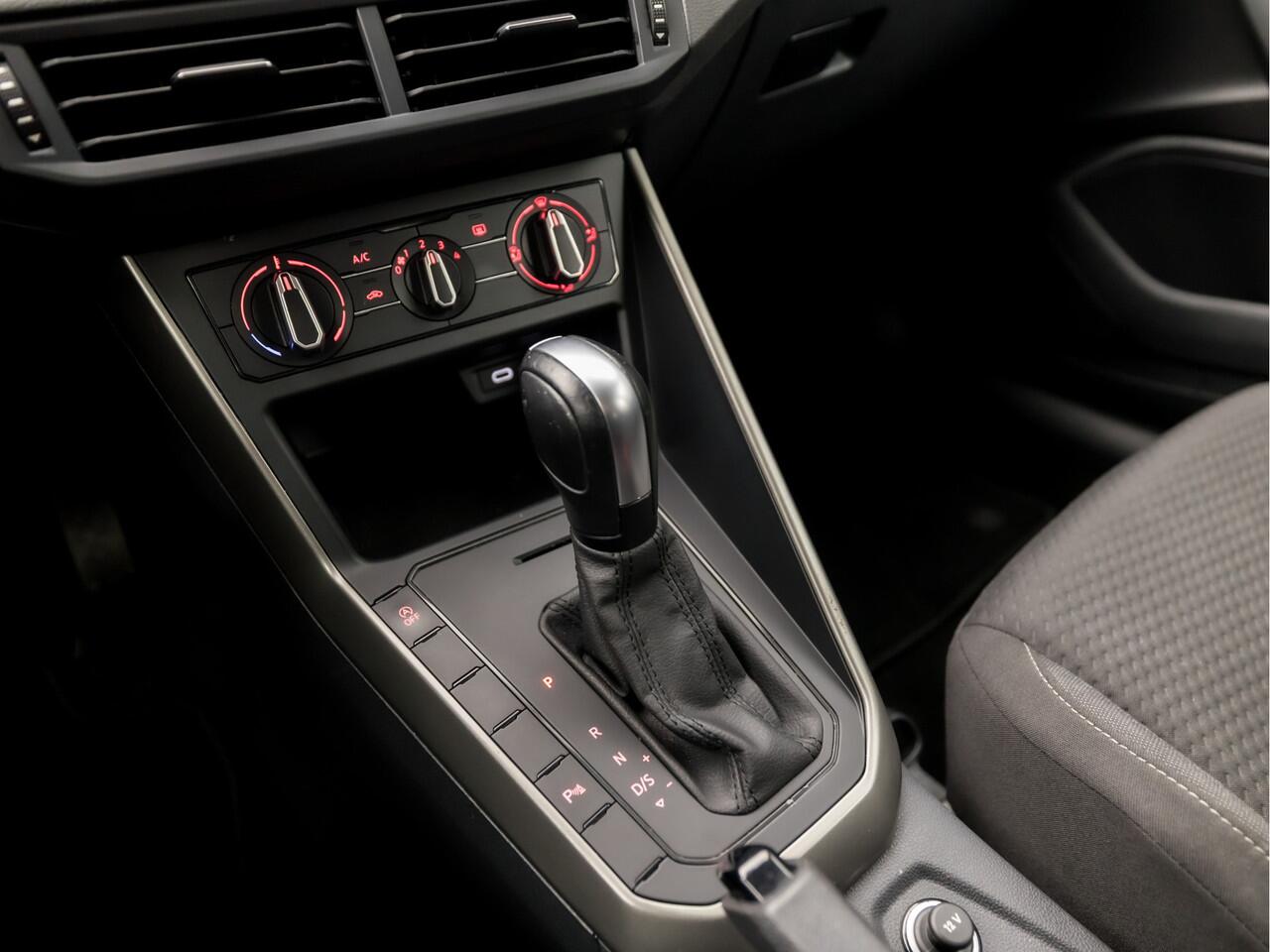 Volkswagen POLO 1.0 TSI Sportline Automaat (GROOT NAVI, ADAPTIVE CRUISE, PARKEERSENSOREN, SPORTSTOELEN, LM VELGEN, ARMSTEUN, NIEUWSTAAT)