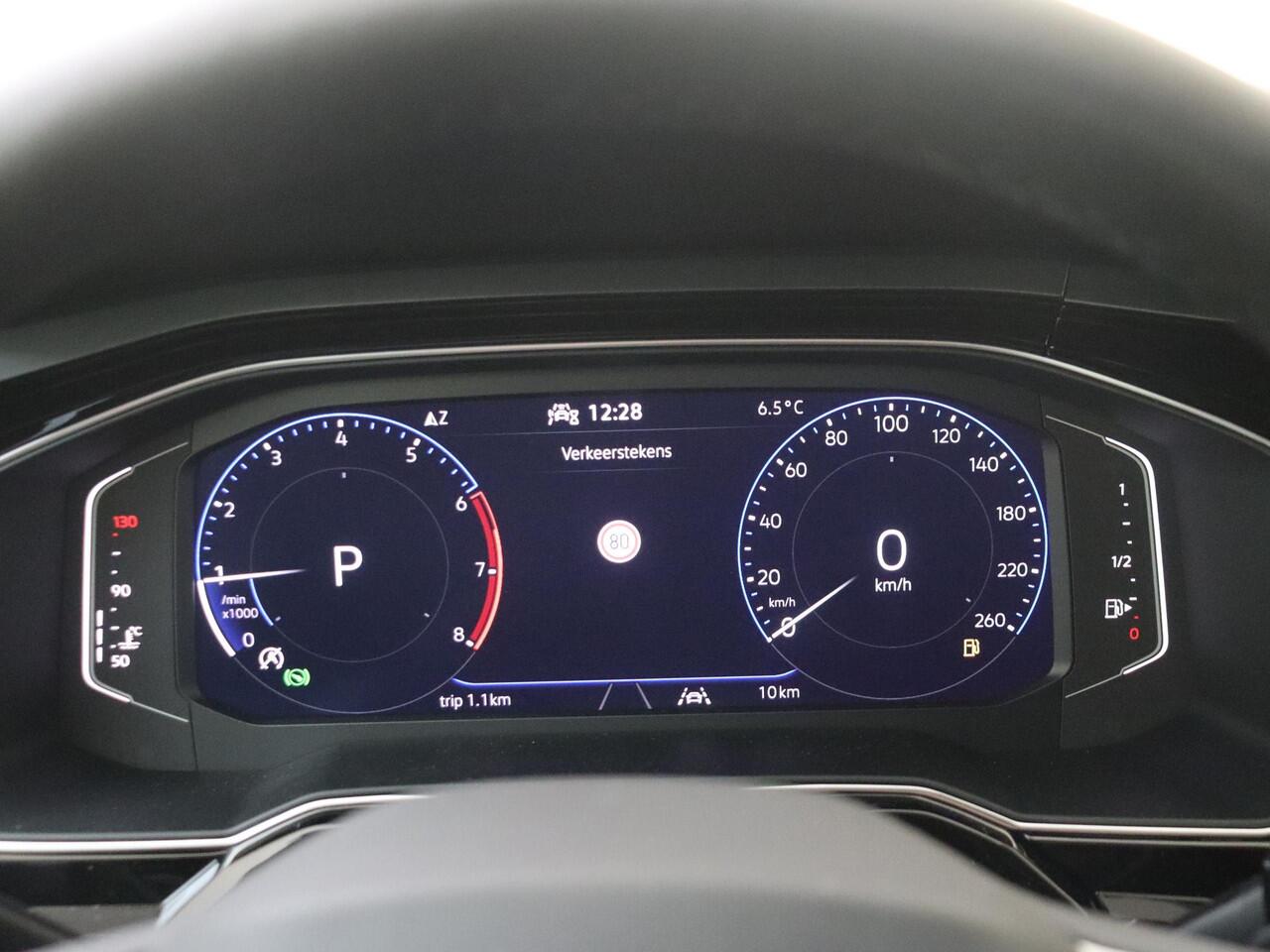 Volkswagen POLO R-Line Edition | 'App-Connect' draadloze smartphone integratie | Achterlichten LED | Afstandscontrolesysteem (Front Assist)