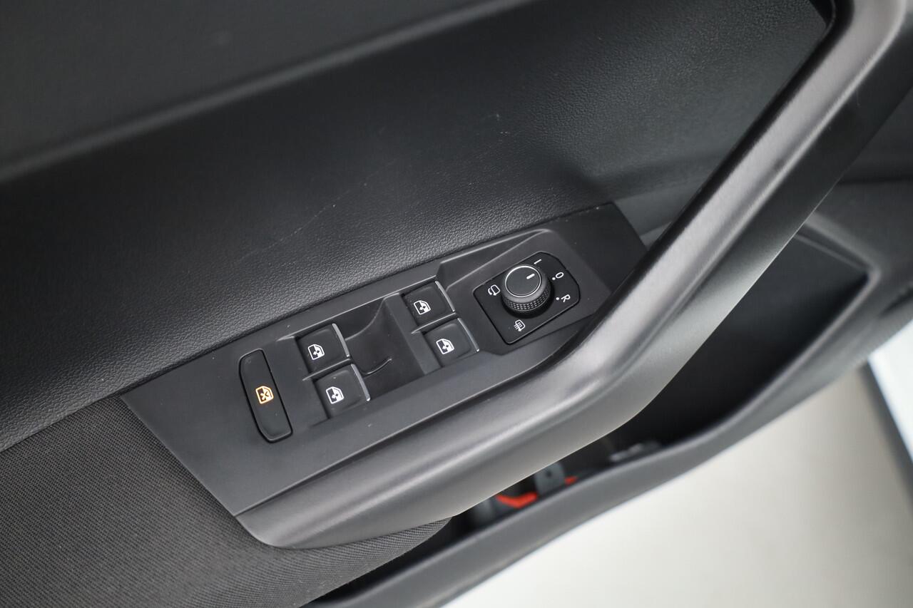 Volkswagen POLO 1.0 TSI R-Line DSG | Adapt. Cruise | Apple CarPlay & Android Auto | Trekhaak | Navi | 17"