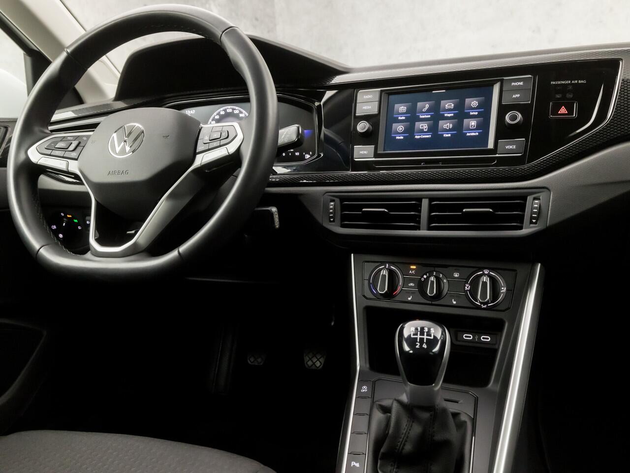 Volkswagen POLO 1.0 Sportline (VIRTUAL COCKPIT, APPLE CARPLAY, STOELVERWARMING, SPORTSTOELEN, CRUISE, LM VELGEN, PARKEERSENSOREN, NIEUWSTAAT)