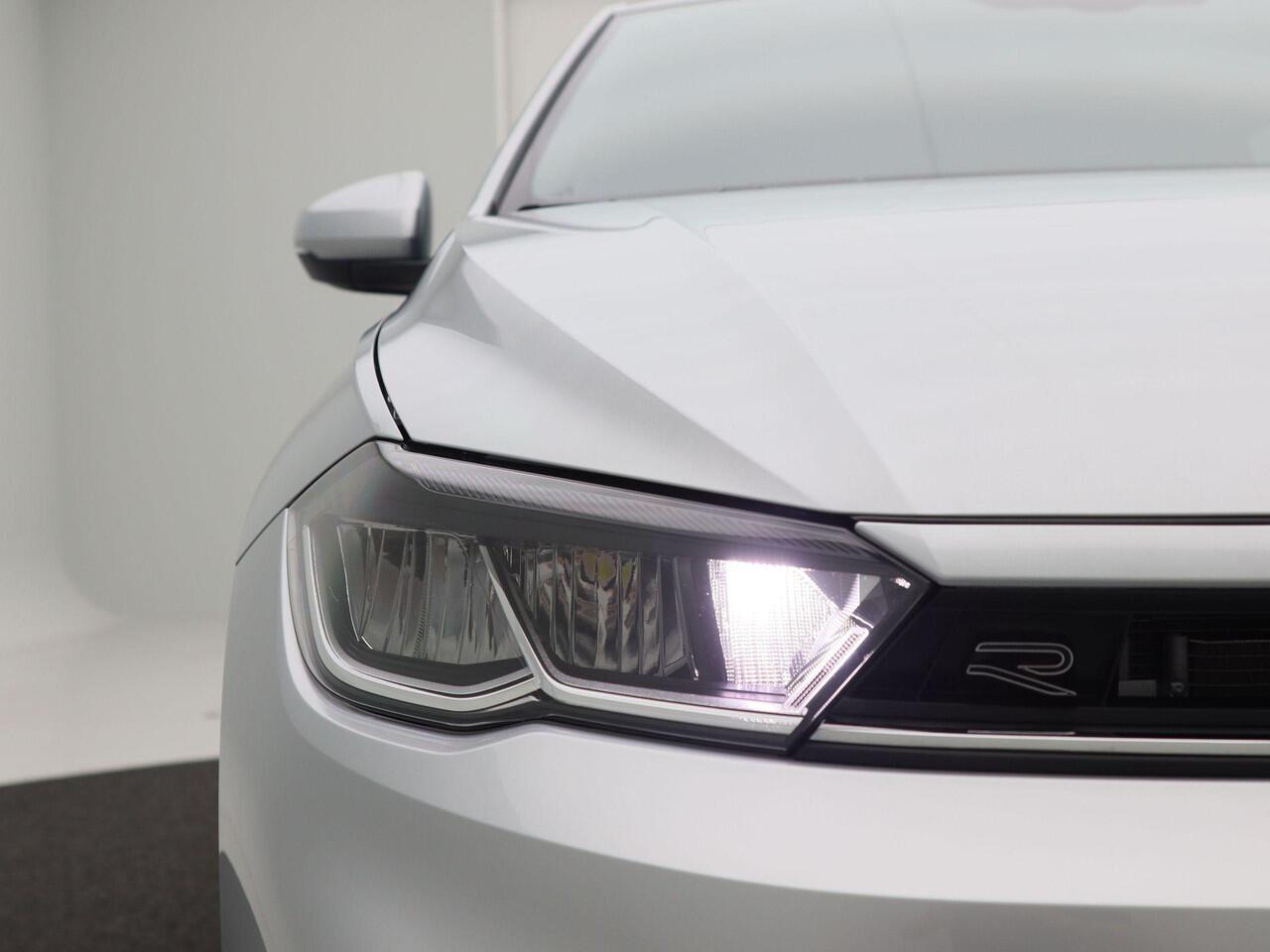 Volkswagen POLO 1.0 TSi 110 Pk Automaat R-Line Business | LED | 16 Inch | Privacy Glass | Parkeersensoren V+A | Camera | CarPlay | 13.716 Km!!