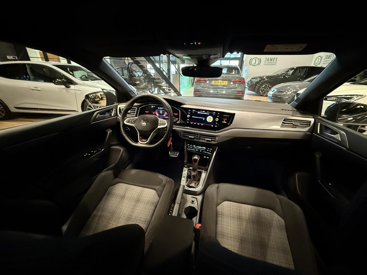 Volkswagen POLO 2.0 TSI GTI |CarPlay|Stoelverwarming|17" Inch lichmetaal|Sperdifferentieel (XDS)