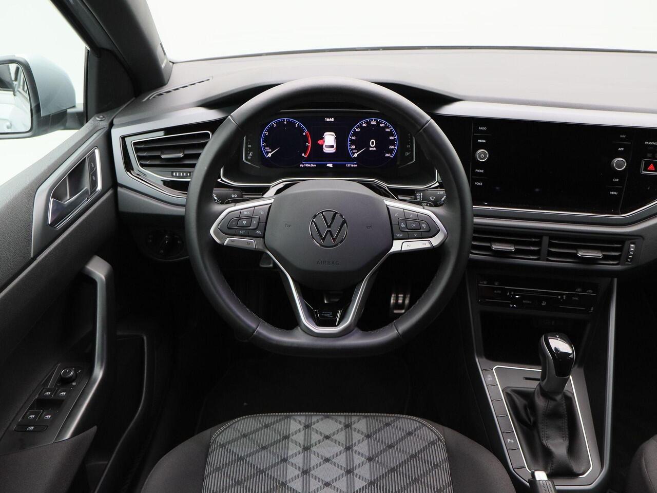 Volkswagen POLO 1.0 TSi 110 Pk Automaat R-Line Business | LED | 16 Inch | Privacy Glass | Parkeersensoren V+A | Camera | CarPlay | 13.716 Km!!