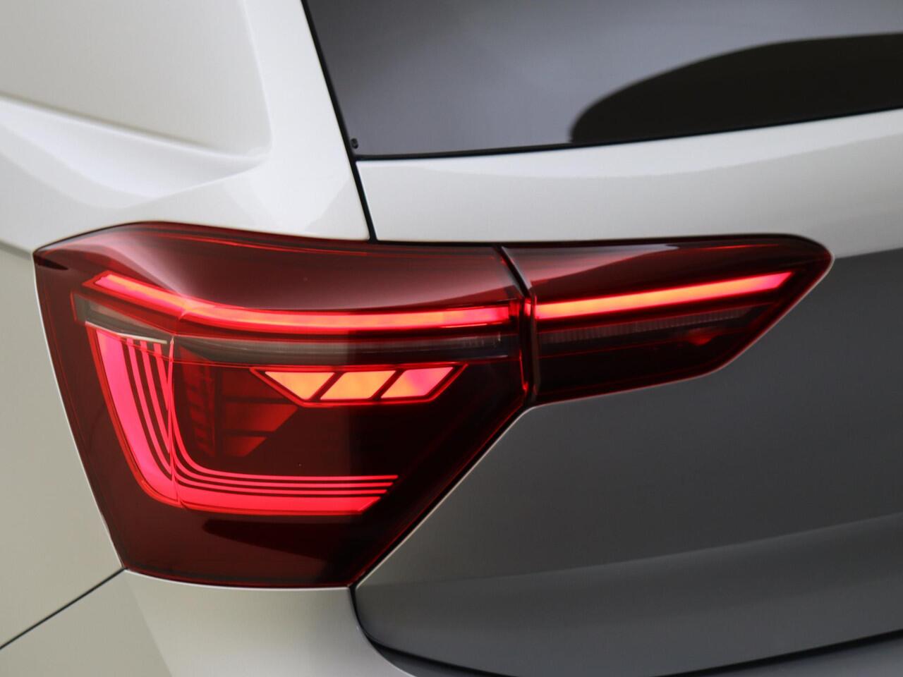 Volkswagen POLO 1.0 TSI R-Line Business | Trekhaak | Achteruitrijcamera | Stoelverwarming | Digital cockpit pro | Adaptieve cruise control | CarPlay | Navigatie |