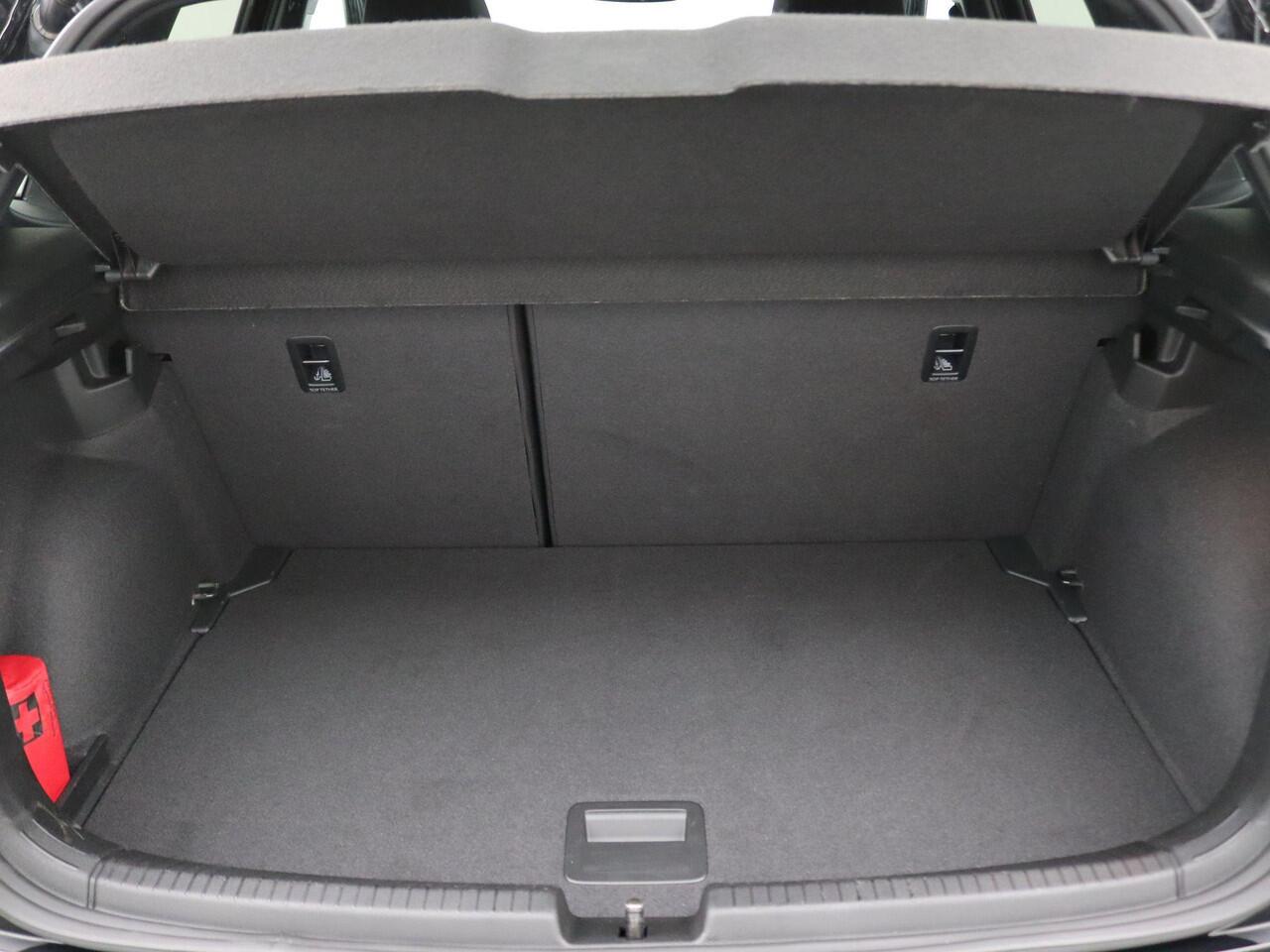 Volkswagen POLO 1.0 TSI R-Line 95PK DSG matrix led, panoramisch dak, stoelverwarming, navigatie, 17" lichtmetaal,