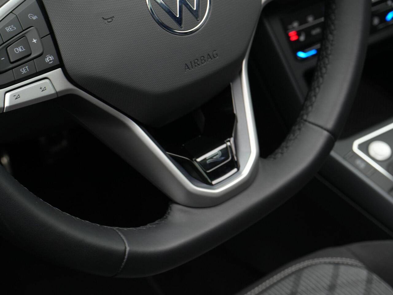 Volkswagen POLO 1.0 TSI 115 pk DSG R-Line Business | Panoramadak | IQ Light | Achteruitrijcamera | Sportonderstel | Carplay | Navigatie | Keyless | 17 inch