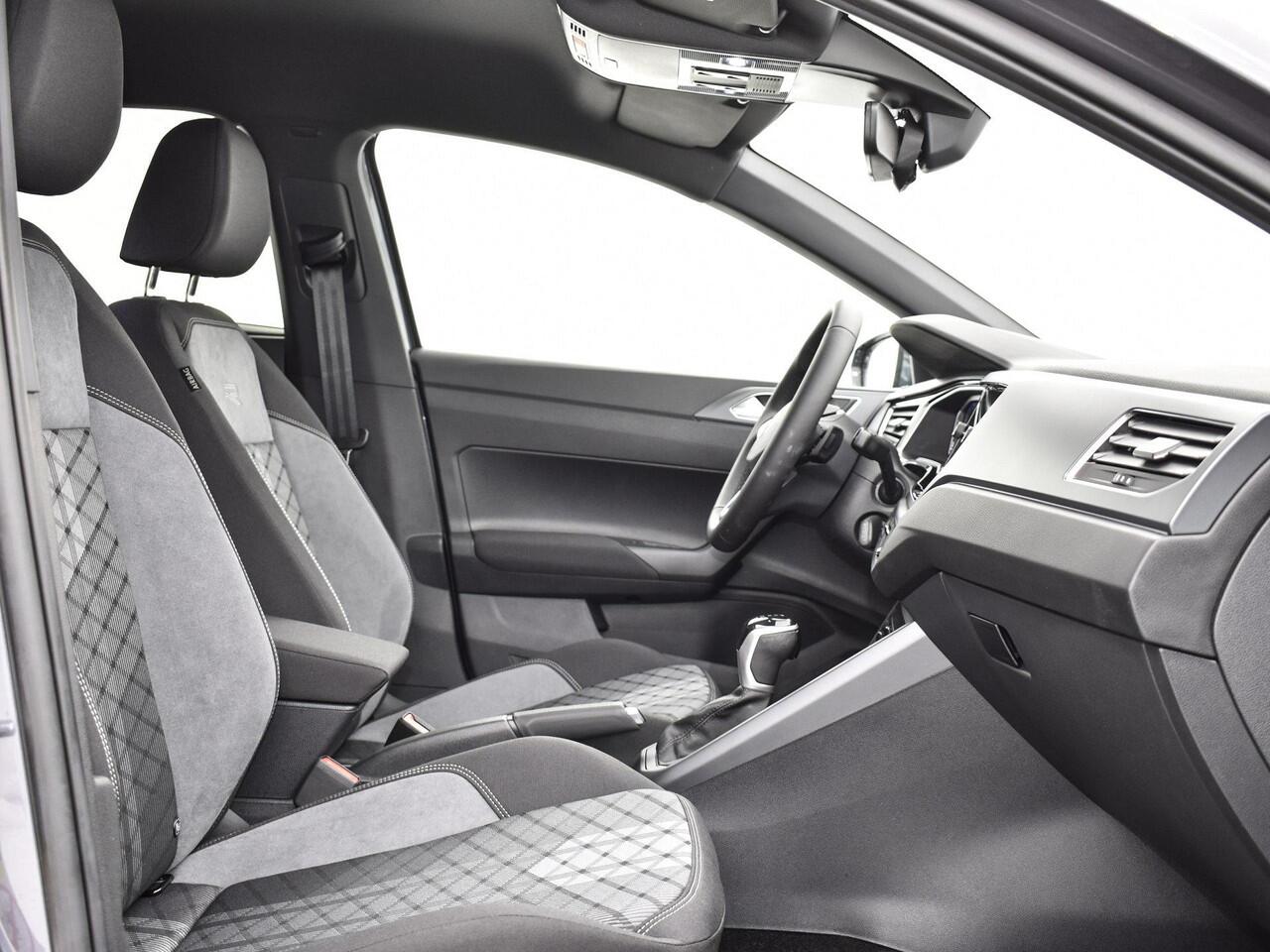 Volkswagen POLO R-Line Edition 1.0 TSI 95 PK 7 versn. DSG · Voorraad Actie · Prijs is inclusief EU 2000,- inruilpremie · Speciaal ingekocht