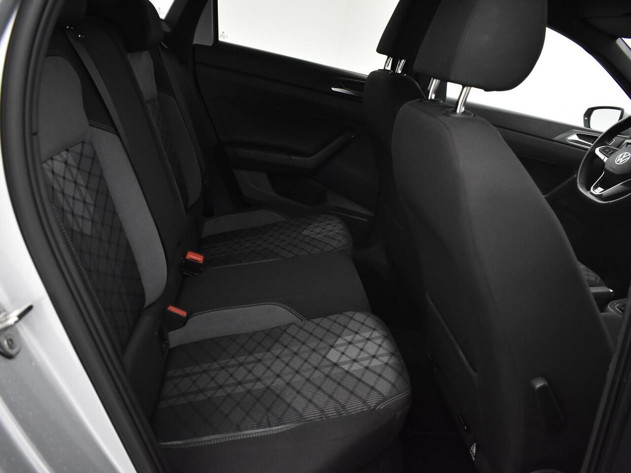 Volkswagen POLO 1.0 Tsi 95pk DSG R-Line · Apple/Android Car Play · Camera · ACC · Climatronic · Getint Glas · 16'' Inch · Garantie t/m 17-11-2028 of 100.000km