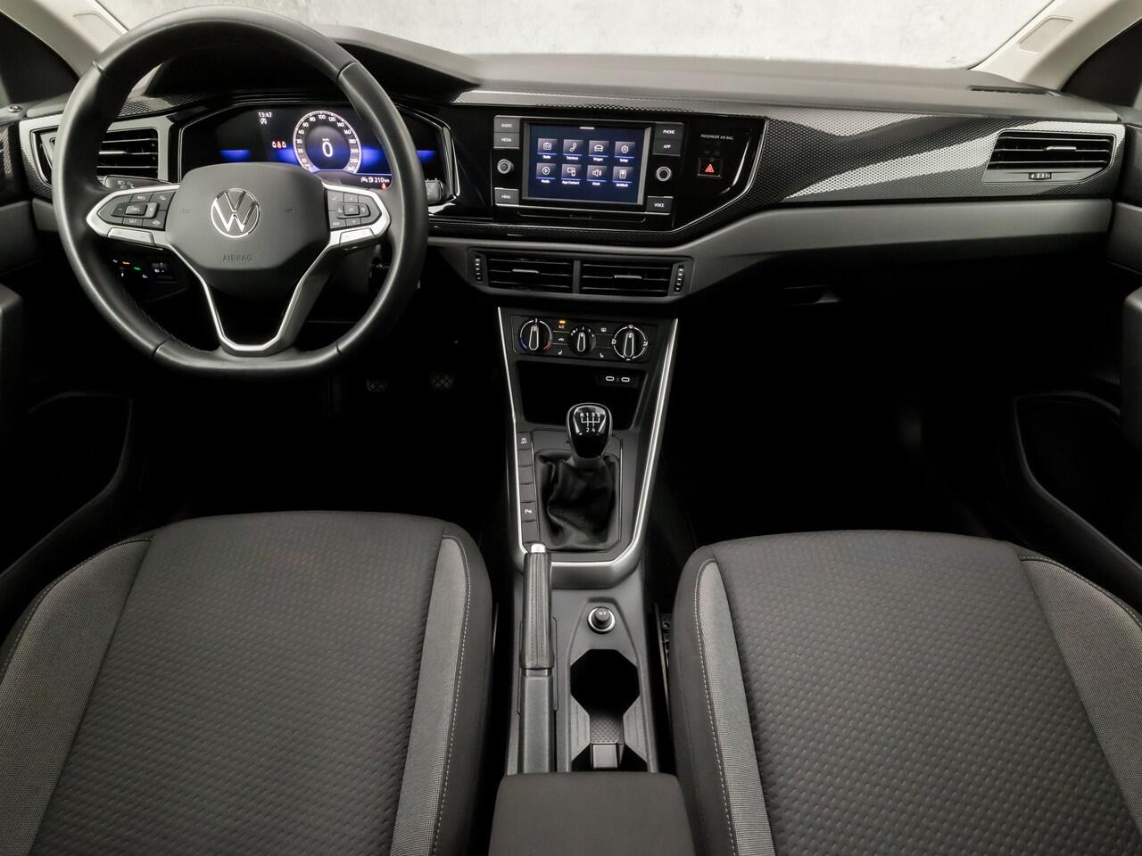 Volkswagen POLO 1.0 Sportline (VIRTUAL COCKPIT, APPLE CARPLAY, STOELVERWARMING, SPORTSTOELEN, CRUISE, LM VELGEN, PARKEERSENSOREN, NIEUWSTAAT)