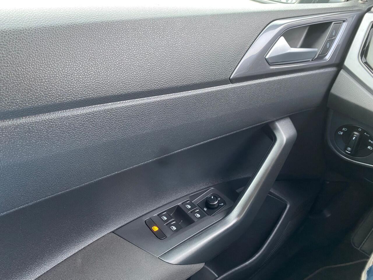 Volkswagen POLO 1.0 TSI Highline Automaat/Climate control/Multimedia scherm/Stoel & spiegelverwarming/Cruise control/Licht metalen velgen/Privacy glass