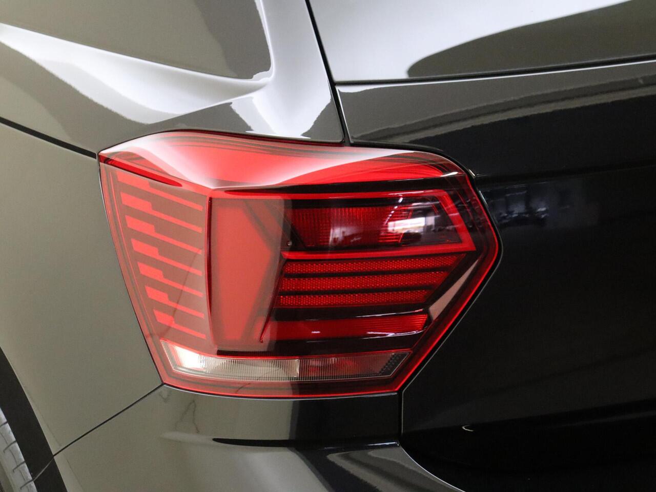 Volkswagen POLO 1.0 TSI R-Line Edition | Parkeersensoren | Adaptieve cruise control | CarPlay | Navigatie | Airco | Draadloze telefoon lader |