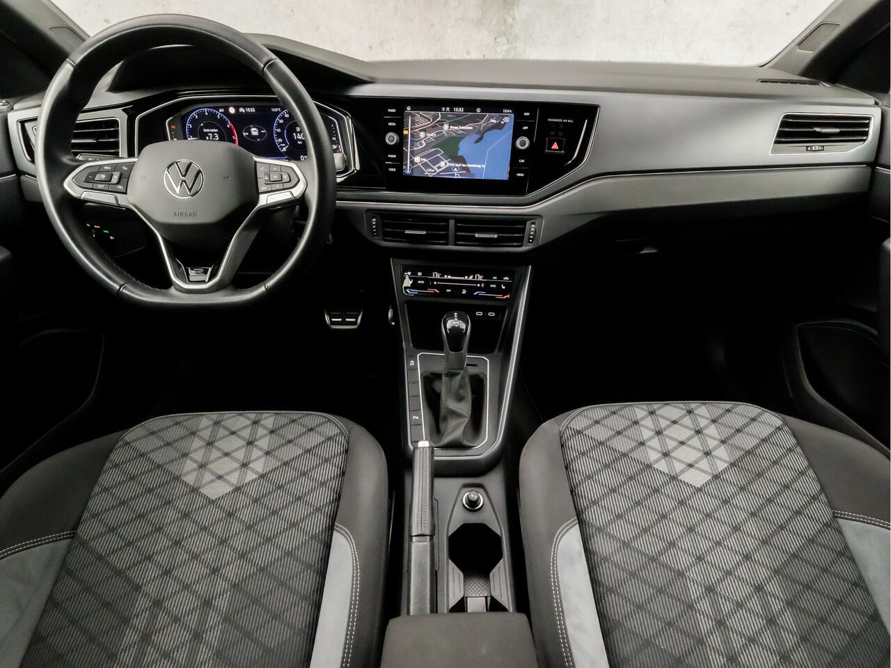 Volkswagen POLO 1.0 TSI R-Line Sport Automaat (2X R-LINE, VIRTUAL COCKPIT, APPLE CARPLAY, GRILL VERLICHT, CAMERA, STOELVERWARMING, SPORTSTOELEN, GETINT GLAS, DYNAMISCHE KNIPPERLICHTEN, ADAPTIVE CRUISE, NIEUWSTAAT)