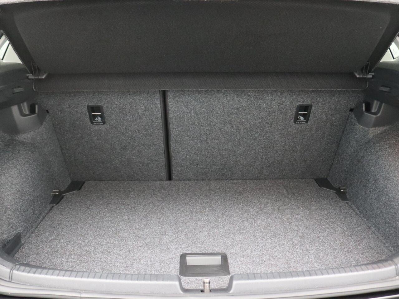 Volkswagen POLO 1.0 TSI R-Line Edition 95PK Achteruitrijcamera, Alarm, Navi, Trekhaak, Adaptieve Cruise Control, PDC voor en achter, 16" LM Velgen