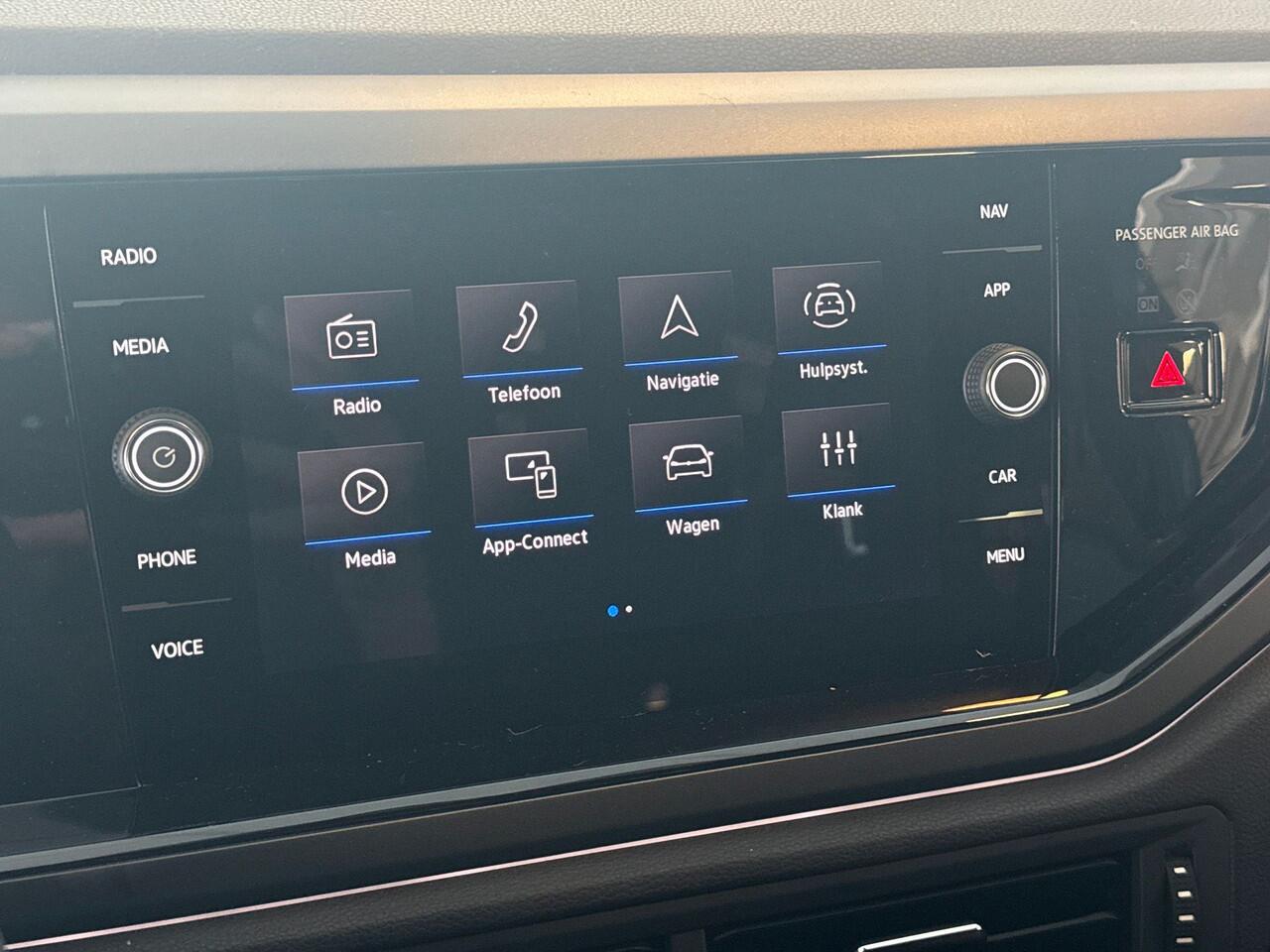 Volkswagen POLO 1.0 95pk TSI R-Line | Voorstoelen verwarmbaar | Velgen 'Bergamo', 17 inch lichtmetaal | Airconditioning automatisch (Climatronic)