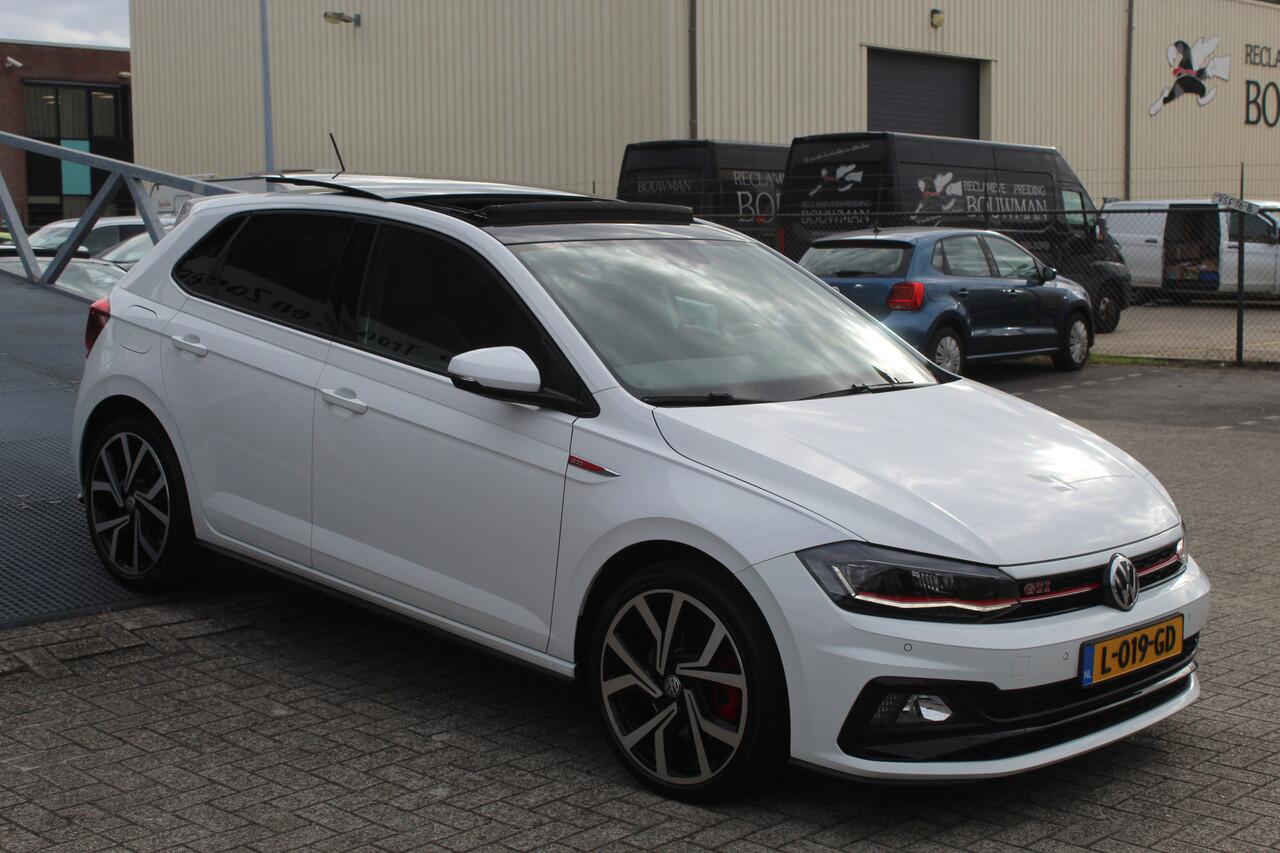 Volkswagen POLO 2.0 TSI GTI Panoramadak/Navigatie/Virtual cockpit/Adaptive cruise control/Climat control/Stoelverwarming/Apple carplay/Parkeersensoren rondom/Draadloze telefoonlader/18'' Lichtmetalen velgen.
