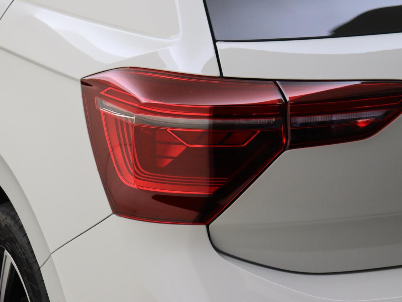 Volkswagen POLO R-Line Edition | 'App-Connect' draadloze smartphone integratie | Achterlichten LED | Afstandscontrolesysteem (Front Assist)