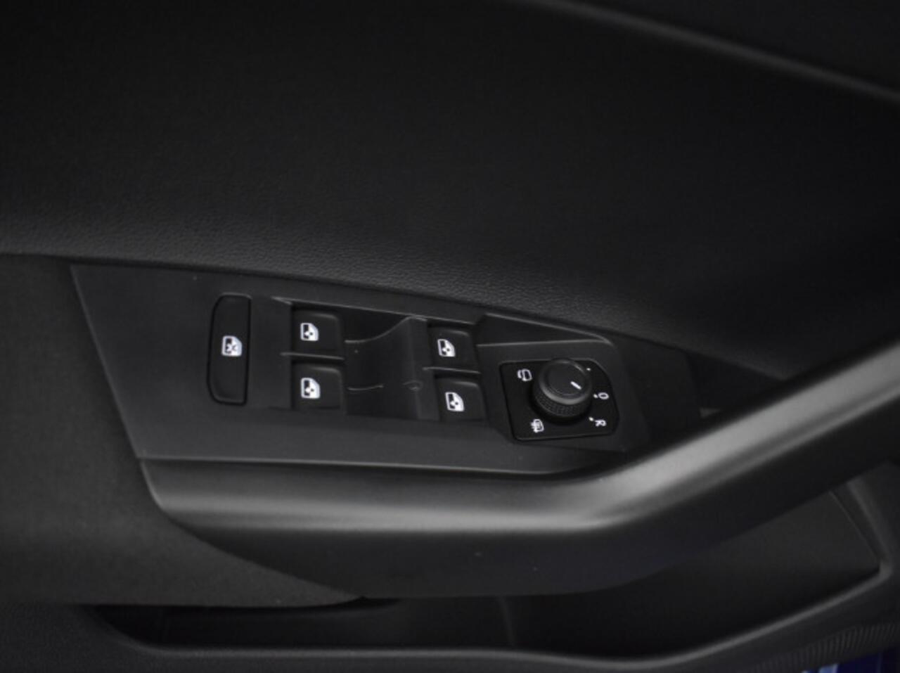 Volkswagen POLO Life Edition 1.0 TSI 95 pk 5 versn. Hand · Achteruitrijcamera · Regensensor ·