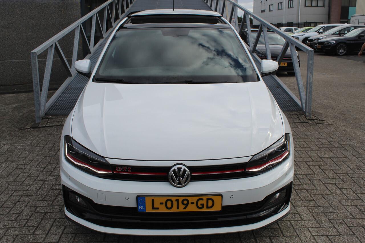Volkswagen POLO 2.0 TSI GTI Panoramadak/Navigatie/Virtual cockpit/Adaptive cruise control/Climat control/Stoelverwarming/Apple carplay/Parkeersensoren rondom/Draadloze telefoonlader/18'' Lichtmetalen velgen.