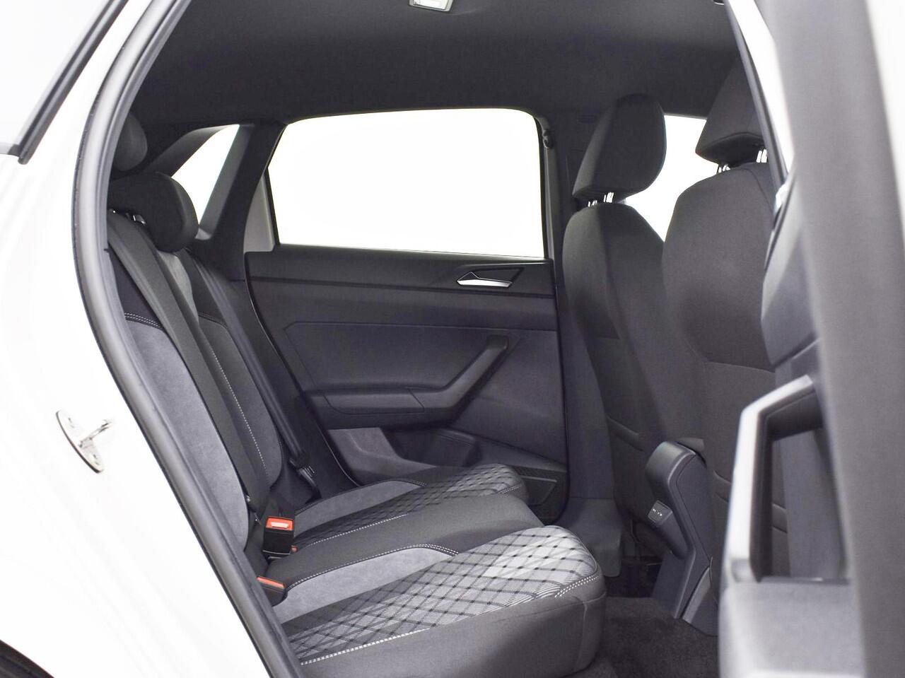 Volkswagen POLO R-Line Edition 1.0 TSI 95 PK 7 Versn. DSG · Voorraad Actie · Prijs is inclusief EU 2000,- inruilpremie · Speciaal ingekocht