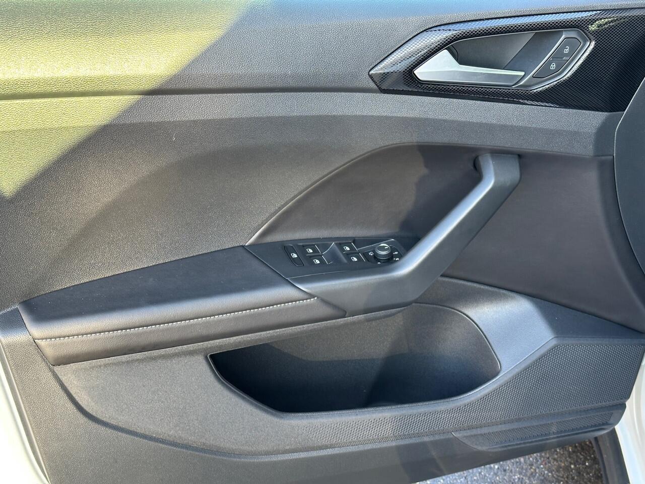 Volkswagen T-Cross 1.0 TSI DSG R-Line | Camera | Trekhaak | Led gril | 4-season | Carplay | Rijklaar incl. garantie