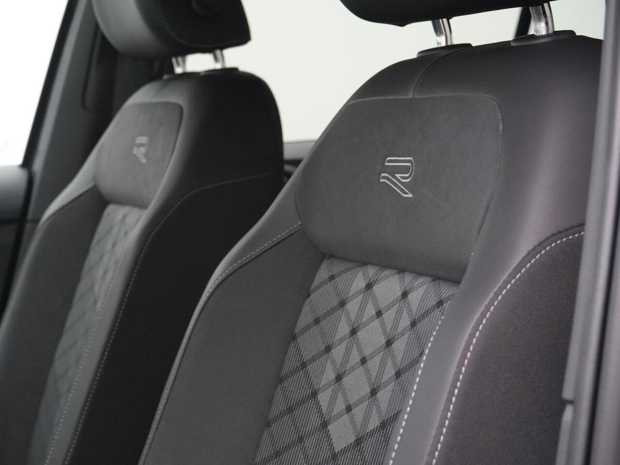 Volkswagen T-Cross 1.5 TSI 150 pk DSG R-Line Edition | R-Line | IQ Light | Trekhaak | Stoelverwarming | Achteruitrijcamera | Adaptive Cruise | Carplay | 17 inch