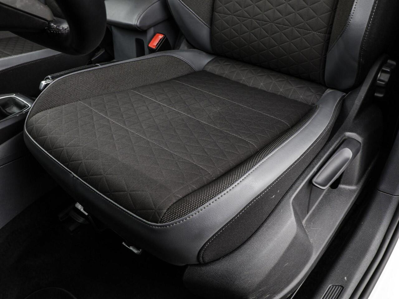 Volkswagen T-Cross 1.0 TSI 110PK DSG R-Line · Camera · Apple/Android Car Play · P-Sensoren · Stoelverwarming · 18'' velgen ·