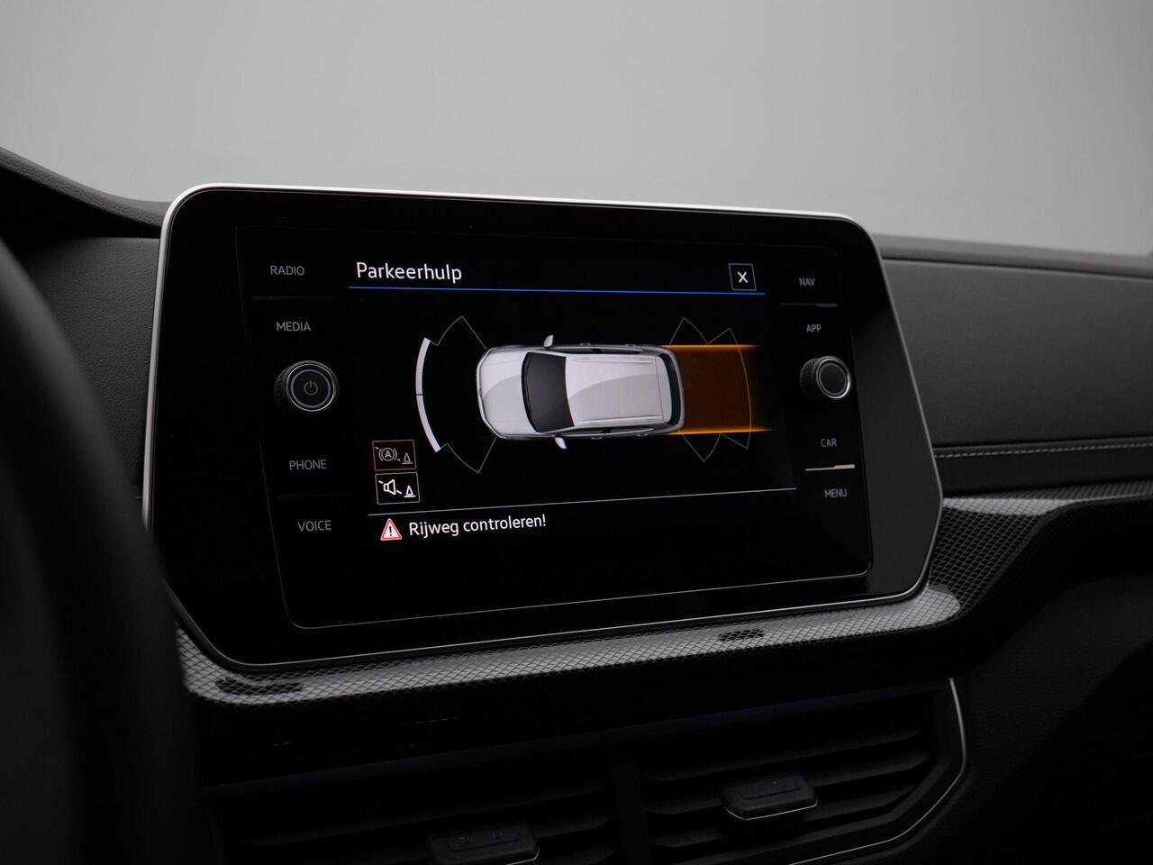 Volkswagen T-Cross 1.0 TSI 115 pk DSG R-Line Edition | IQ Light | Sportstoelen | Parkeersensoren voor/achter | Stoelverwarming | Carplay | 17 inch