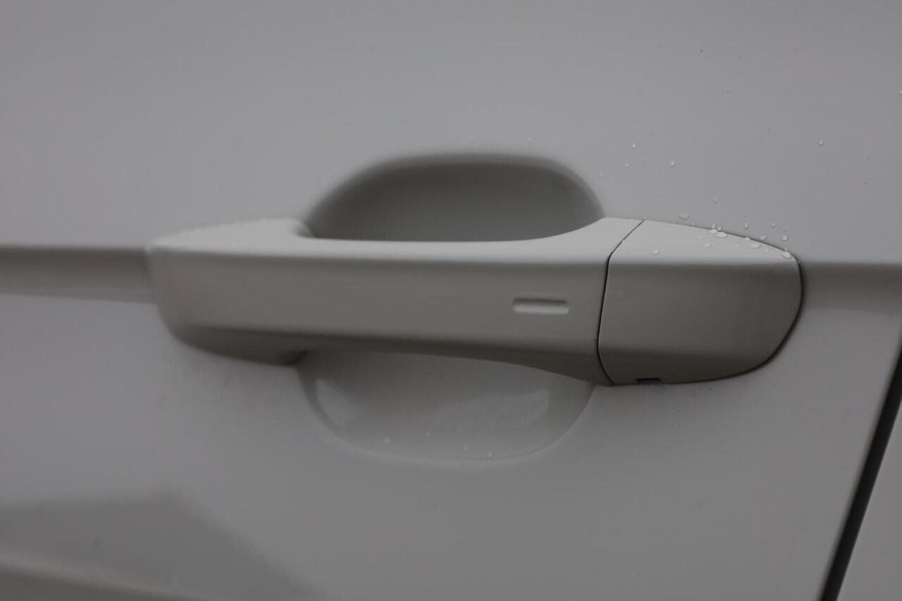 Volkswagen T-Cross 1.0 TSI Life Edition 95PK / 70kW, 17" 'Manila' LMV, LED koplampverlichting, Multimedia pakket (navigatie 'discover media', verkeerstekenherkenning, Apple Carplay / Android Auto, telefoon draadloos oplaadbaar), Comfort Pakket (parkeersensoren vóór en achte