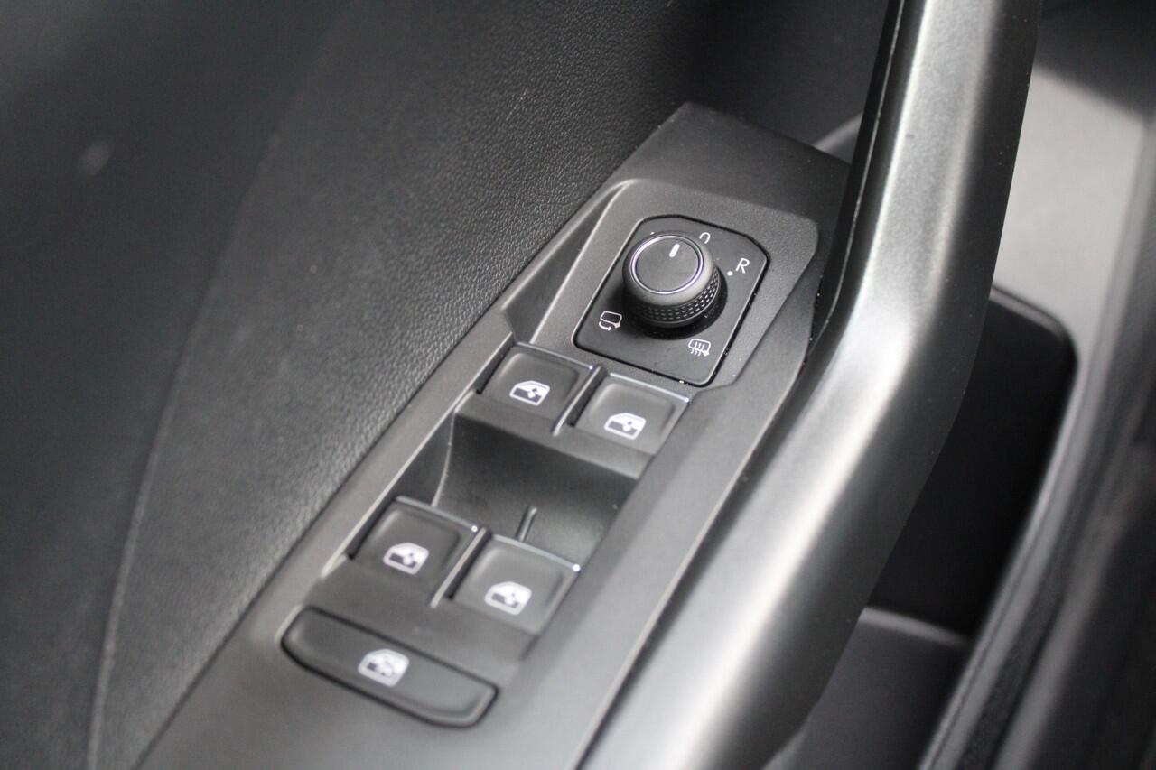 Volkswagen T-Cross 1.0 TSI Style 110pk - ACC - LED - Carplay - Camera - Stoelverwarming - Rijklaar