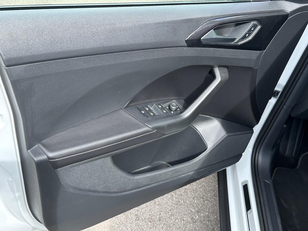 Volkswagen T-Cross 1.5 TSI 150pk DSG R-Line | Camera | Trekhaak | Navi | Adapt. Cruise | Rijklaar incl. garantie