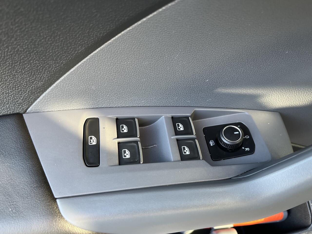 Volkswagen T-Cross 1.0 TSI Style / TREKHAAK/ PARK. SENSOREN/ ADAPT. CRUISE/ LED/ CLIMA/ APP CONNECT/ 17" LMV