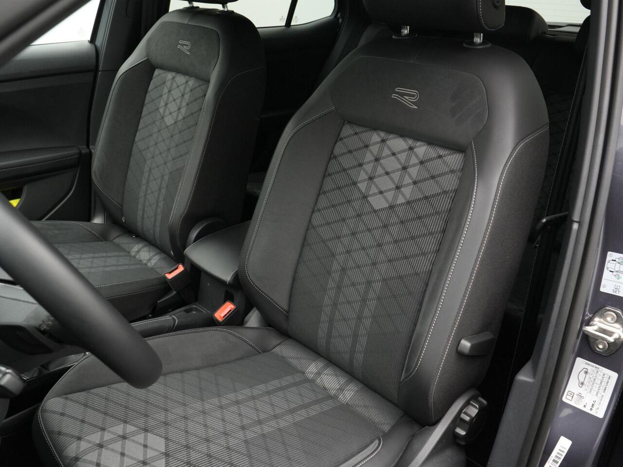 Volkswagen T-Cross 1.5 TSI 150 pk DSG R-Line Edition | R-Line | IQ Light | Trekhaak | Stoelverwarming | Achteruitrijcamera | Adaptive Cruise | Carplay | 17 inch