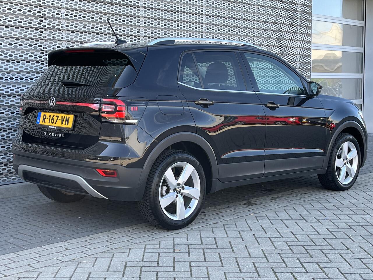 Volkswagen T-Cross 1.5 TSI Style / App connect / Climate controle / Stoel verwarming / Camera / Parkeersensoren V+A / **