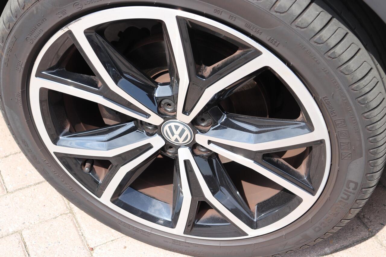 Volkswagen T-Cross 1.0 TSI Style, automaat, navigatie, dodehoek detector.